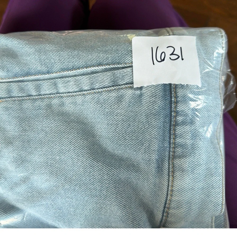 Levis Girls Light Wash Denim Trucker Jacket Rose Floral Embroidery Size M 10-12